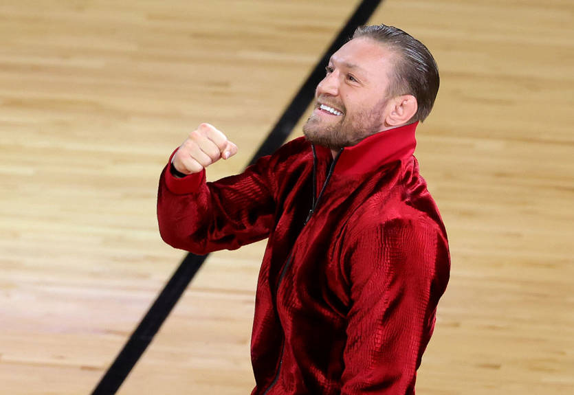 МакГрегор двумя ударами травмировал маскота Майами