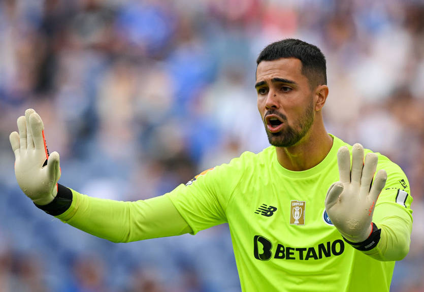 МЮ попытается сбить цену с голкипера Порту