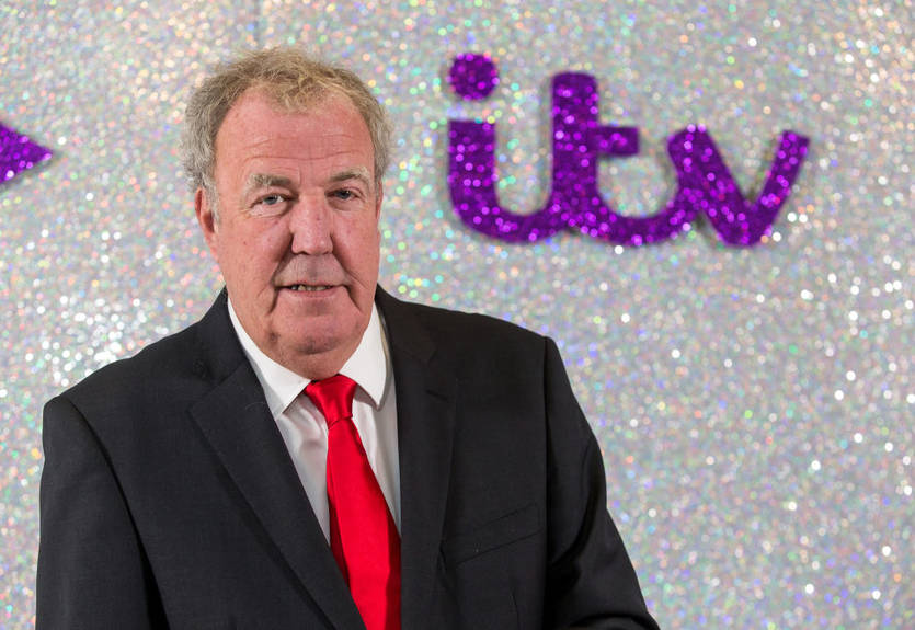 Известный ведущий Top Gear и The Grand Tour привез обещанное пиво команде Формулы 1