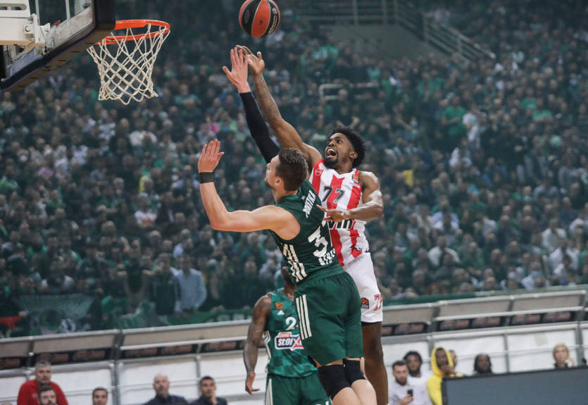 У Греції достроково завершили фінальний матч - фанати закидали фаєрами лаву Олімпіакосу