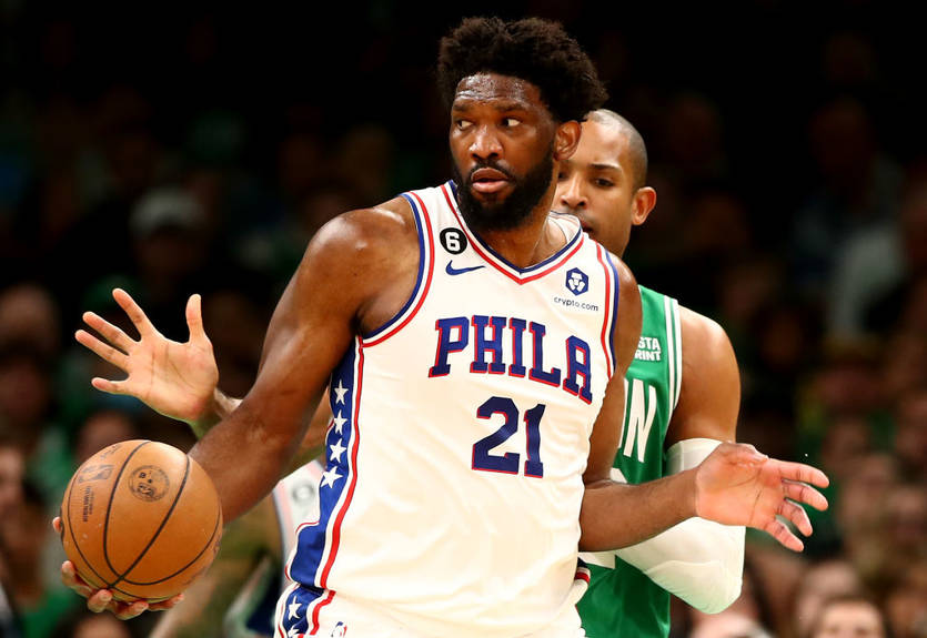 MVP НБА в футболке Погба времен Манчестер Юнайтед сыграл в футбол в родном Камеруне MVP НБА в футболке Погба времен Манчестер Юнайтед сыграл в футбол в родном Камеруне