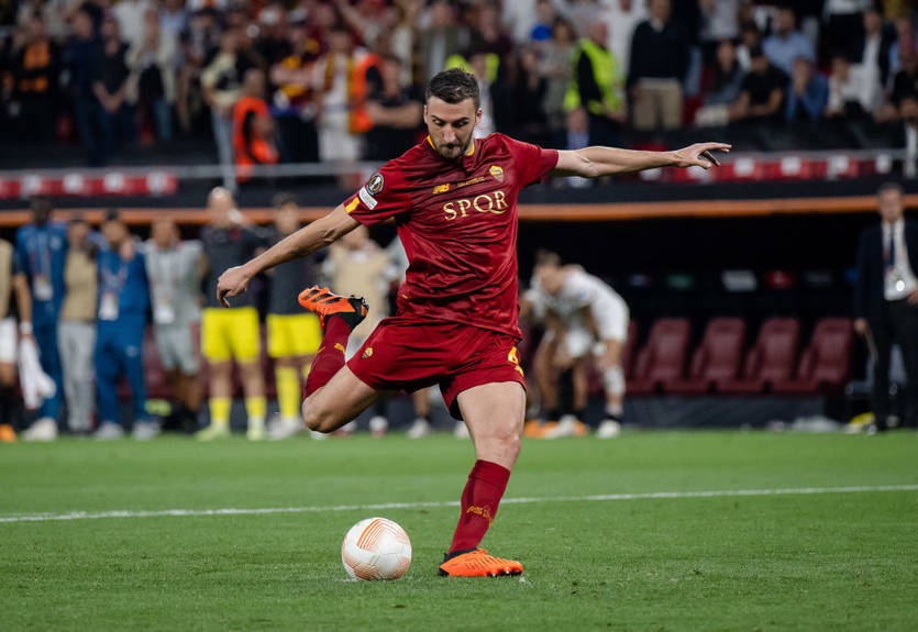 Рома переподписала контракт с основным полузащитником Рома переподписала контракт с основным полузащитником