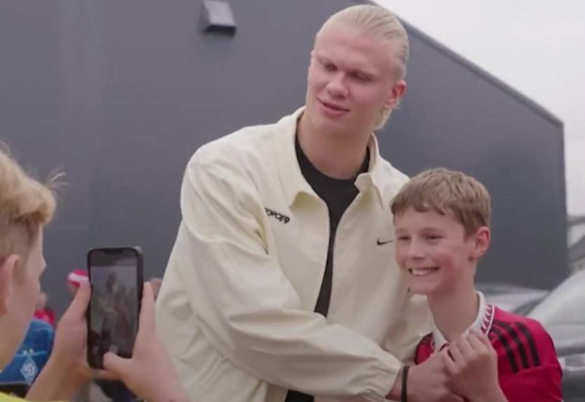"Купи собі нову футболку": Голанд потрапив у курйозну ситуацію, зробивши фото з юним фанатом