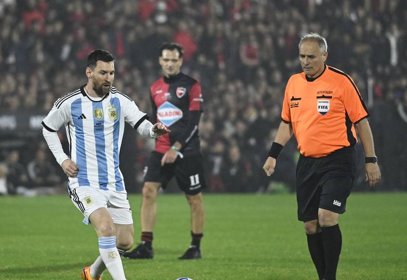 В Аргентині гравець збив арбітра, який біг в контратаку в складі суперника