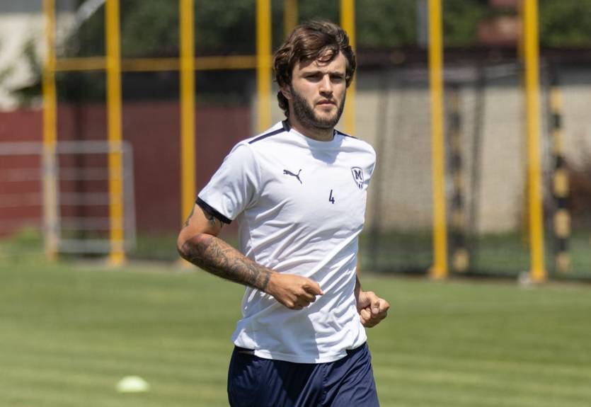 Экс-игроку Полесья смягчили дисквалификацию за толчок девушки-арбитра