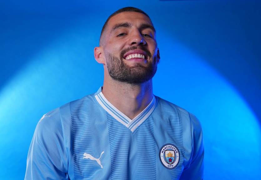 Застеснялся, но спел: Ковачич исполнил песню-инициацию в Манчестер Сити