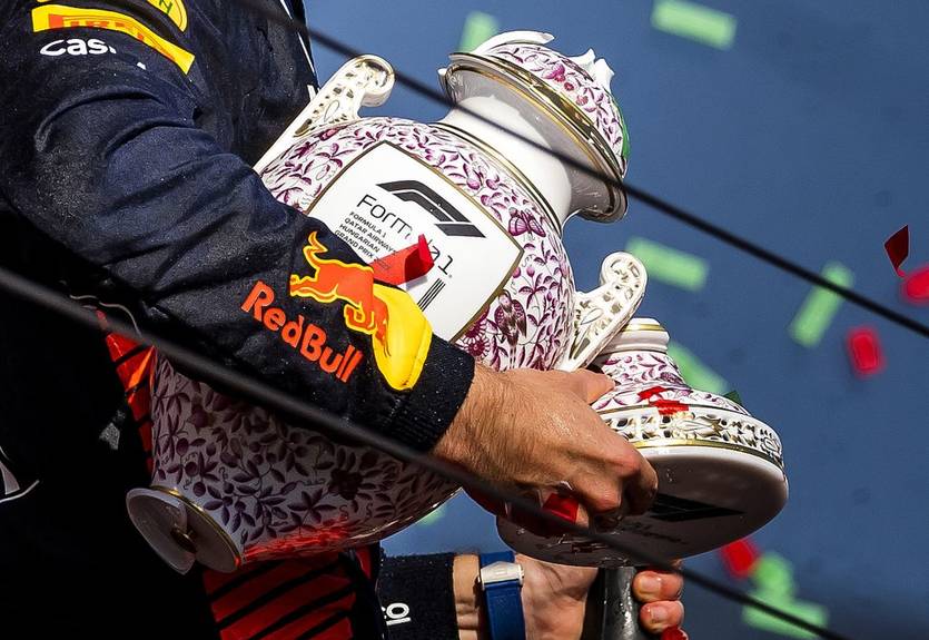 Прикрий випадок: Норріс зламав трофей Ферстаппена за перемогу на Гран-прі Угорщини Прикрий випадок: Норріс зламав трофей Ферстаппена за перемогу на Гран-прі Угорщини