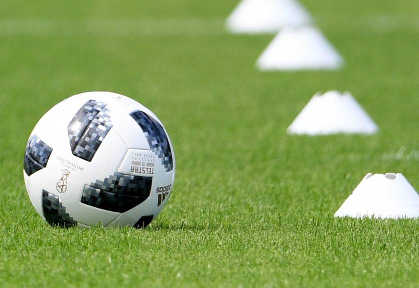 Неизвестные прервали матч, пригнав катафалк на футбольное поле