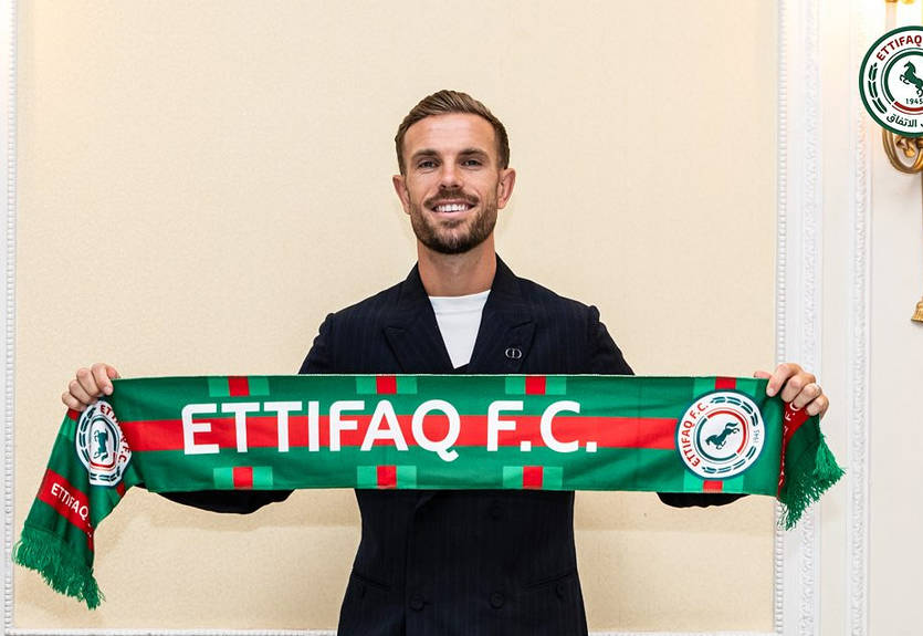 Новый клуб легенды Ливерпуля на фото с игроком с радужной повязкой наложил черно-белый фильтр