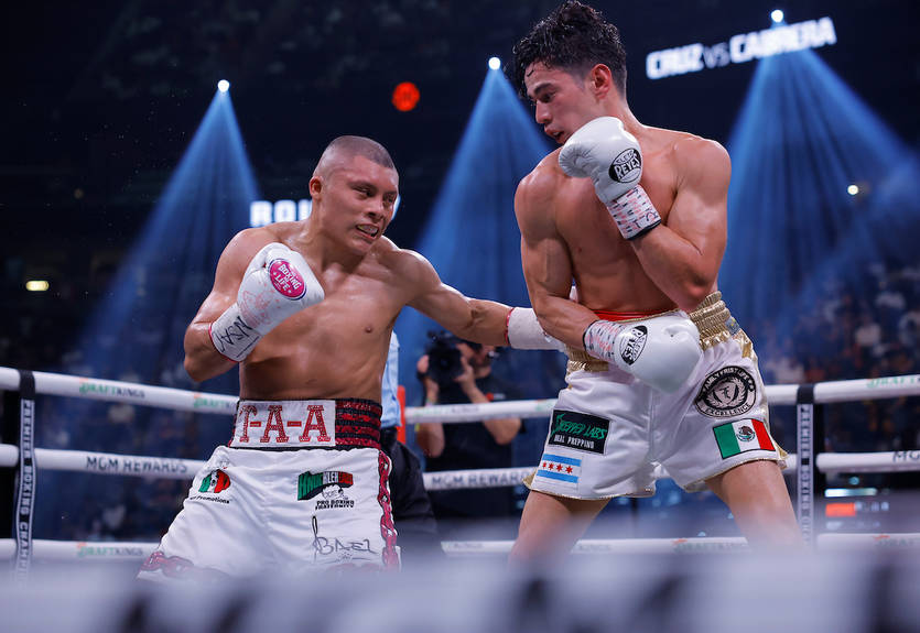 Крус в зрелищном поединке победил Кабреру в элиминаторе WBC и WBA в легком весе