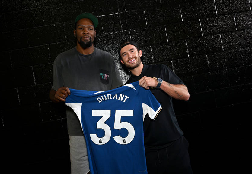 Новый форвард для Челси: суперзвезда НБА навестила команду Мудрика во время турнира Summer Series Новый форвард для Челси: суперзвезда НБА навестила команду Мудрика во время турнира Summer Series