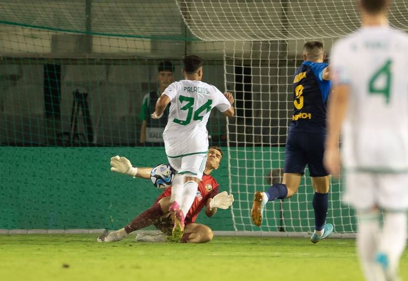 Волынец получил травму в дебютном матче за Днепр-1 после удара коленом в голову