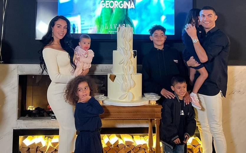 Кріштіану Роналду із сім'єю / instagram.com/georginagio