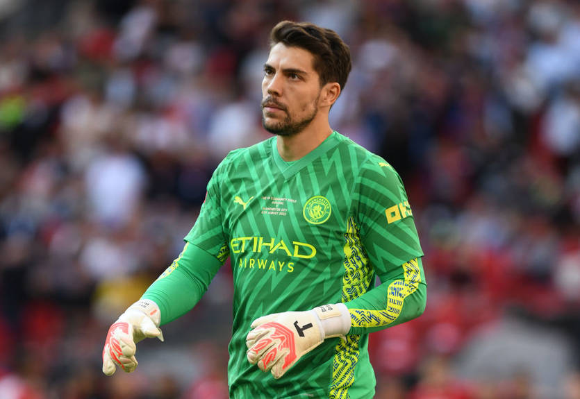 Гвардиола не хочет отпускать своего голкипера в Баварию