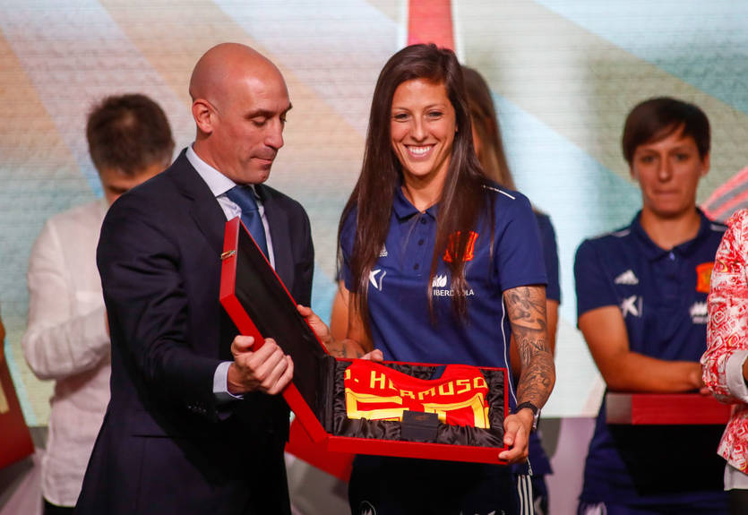 Скандальный поцелуй в губы: глава испанского футбола сделал предложение победительнице чемпионата мира Скандальный поцелуй в губы: глава испанского футбола сделал предложение победительнице чемпионата мира