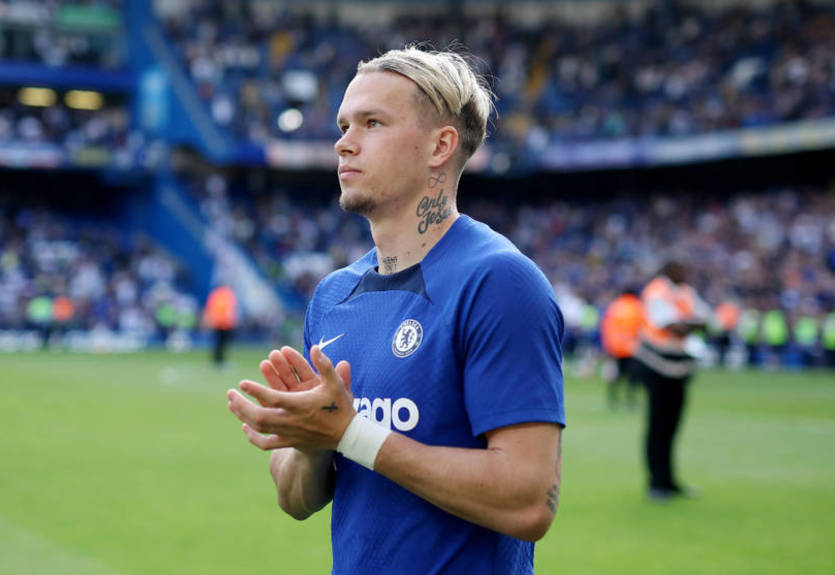 В поисках сил у Бога: Мудрик посетил церковь и оставил послание фанатам