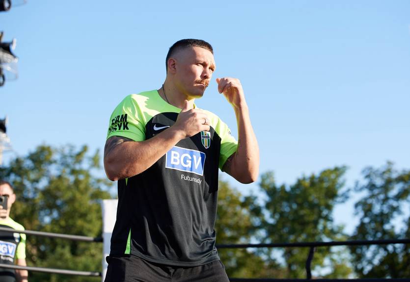 Усик и Дюбуа провели открытую тренировку за три дня до чемпионского боя