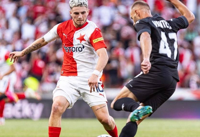 Заря не удержала ничью, дважды пропустив от Славии в конце матча