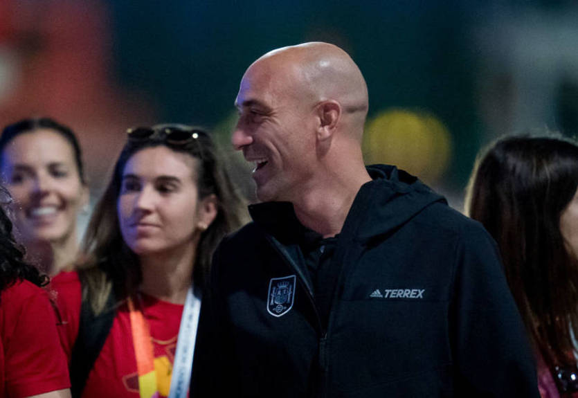 В Сети появилось видео, где футболистки сборной Испании, шутя обсуждают поцелуй Рубиалеса