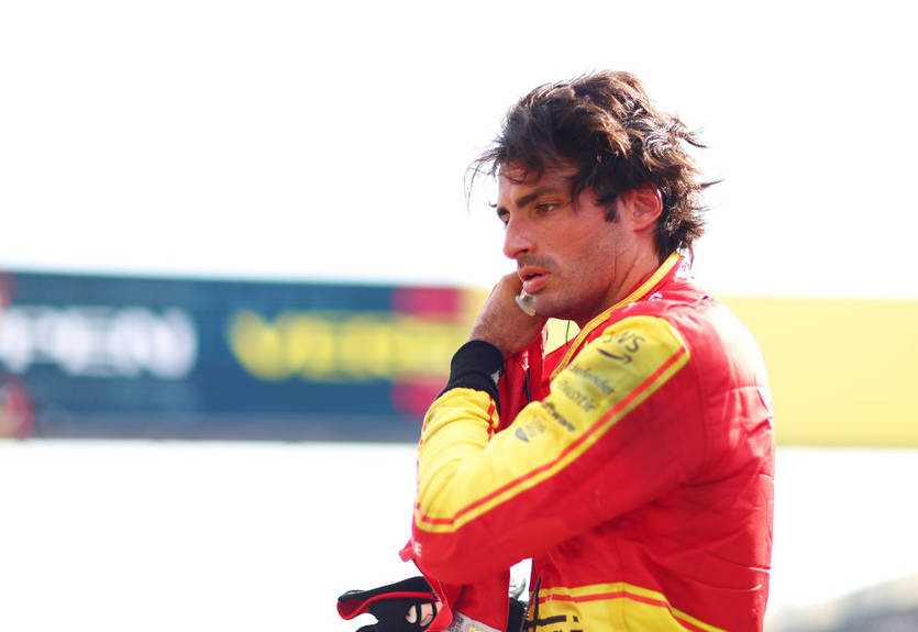 Отец Сайнса не понимает непоследовательные решения Феррари о борьбе его сына с Леклером