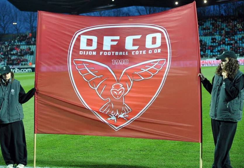 Фаната клубу з совою на емблемі оштрафували за імітацію мавпи Фаната клубу з совою на емблемі оштрафували за імітацію мавпи