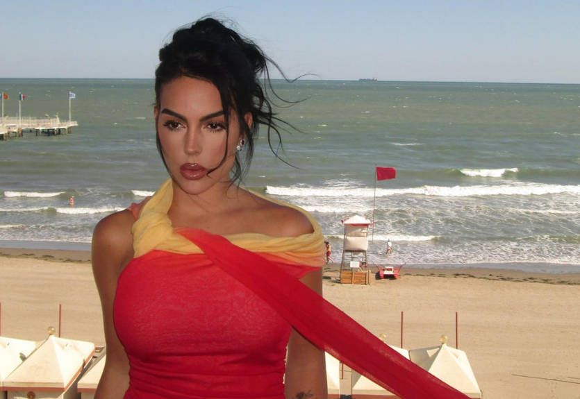 Возлюбленная Роналду засветила бюст, похваставшись драгоценностями