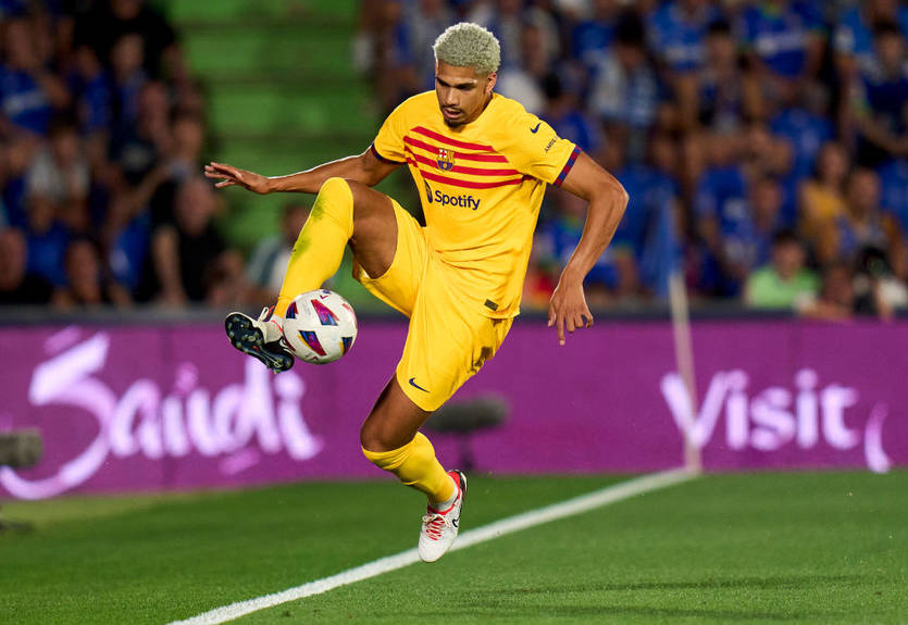 Стали известны сроки возвращения ключевого защитника Барселоны