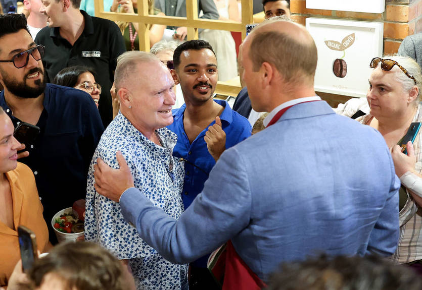 Принц Уильям встретил в закусочной скандально известную легенду футбола, который не удержался и поцеловал его Принц Уильям встретил в закусочной скандально известную легенду футбола, который не удержался и поцеловал его