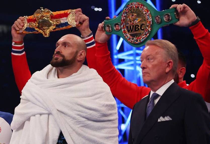 "Усик просто свалил": Промоутер Фьюри обвинил украинца в срыве объединительного боя