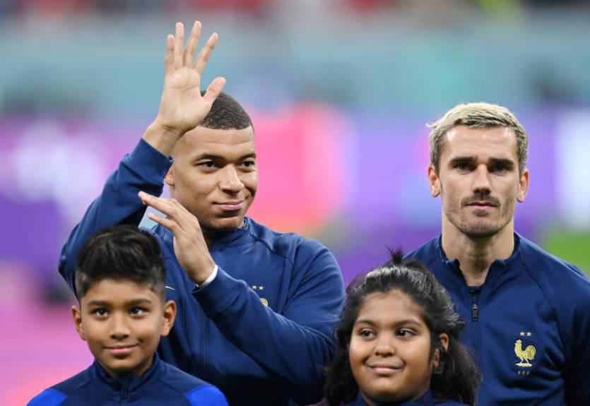 Мбаппе и другие игроки сборной Франции поддержали соотечественников на Кубке мира по регби