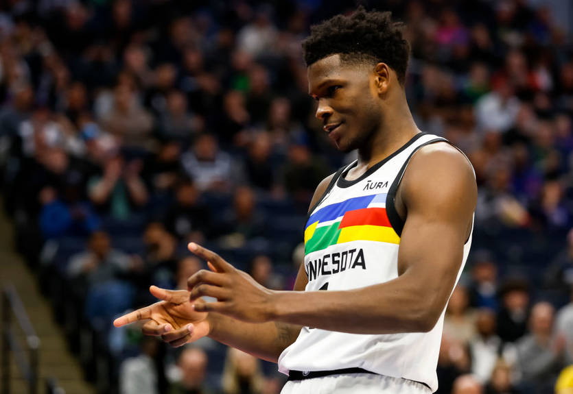 Едвардс підколов співвласника Міннесоти питанням про його стосунки з Дженніфер Лопес Едвардс підколов співвласника Міннесоти питанням про його стосунки з Дженніфер Лопес