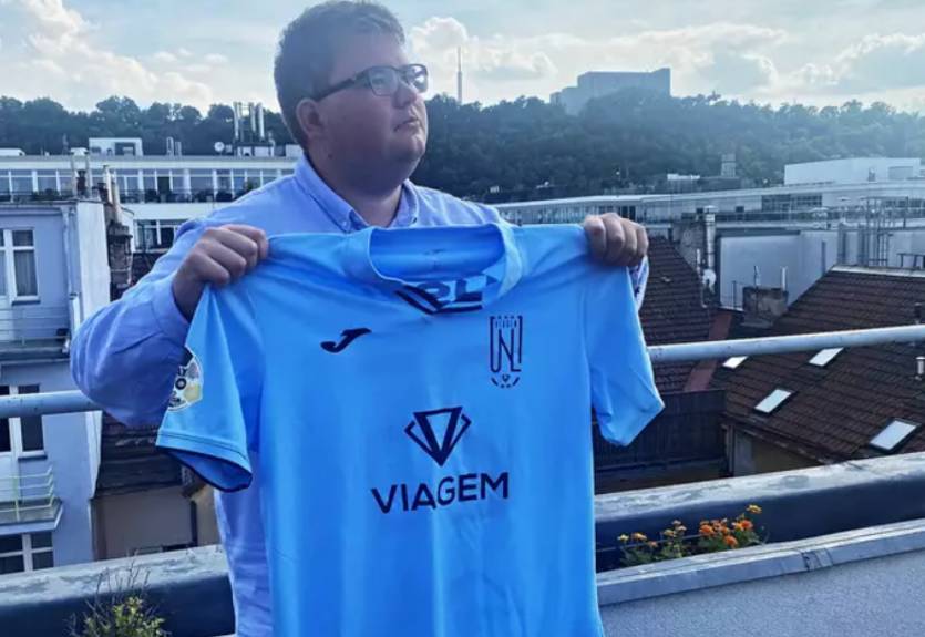 Студент, який ніколи не грав у футбол, за гроші батька зіграє 10 хвилин за чеську команду Студент, який ніколи не грав у футбол, за гроші батька зіграє 10 хвилин за чеську команду