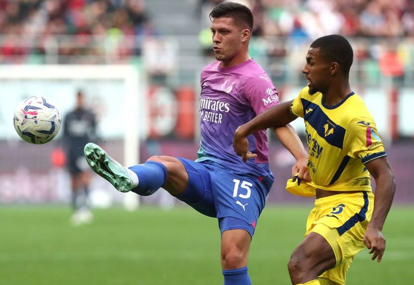 Быстрый гол Леау позволил Милану одержать победу против Вероны