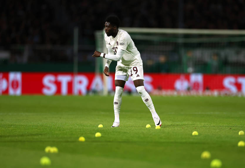 Фанаты Баварии забросали поле теннисными мячиками во время матча кубка Германии