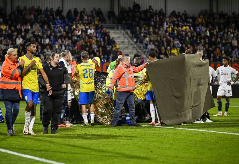 Голкипер нидерландского клуба потерял сознание после столкновения с нападающим Аякса