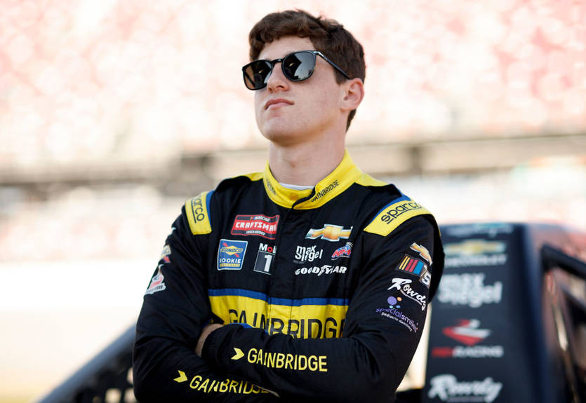 Гонщик NASCAR пригрозил убить соперника во время кровавой драки в паддоке