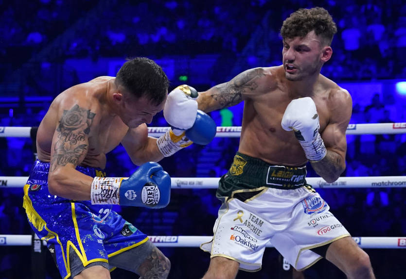 Вуд в практически проигранном бою нокаутировал Уоррингтона, защитив титул чемпиона