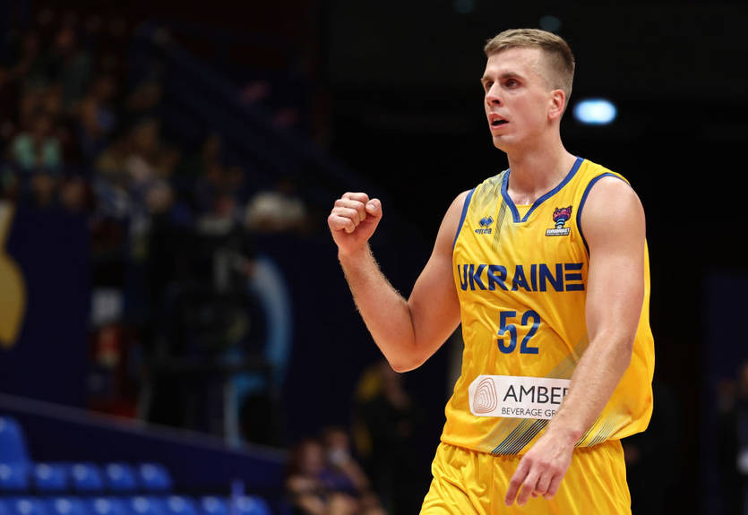 Центровой сборной Украины начал сезон в Японии