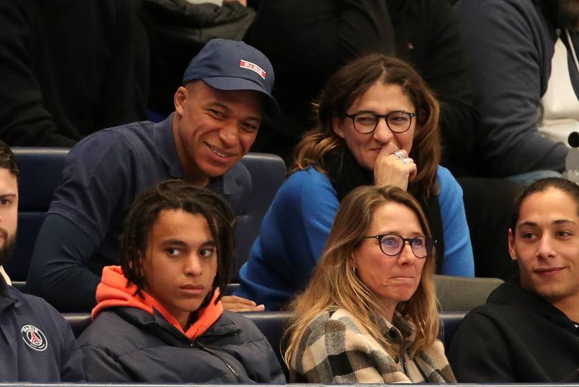 Килиан Мбаппе со своей мамой Файзой Ламари / Getty Images