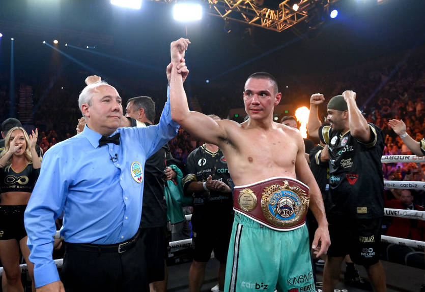 Цзю успешно провел дебютную защиту титула, одолев Мендосу