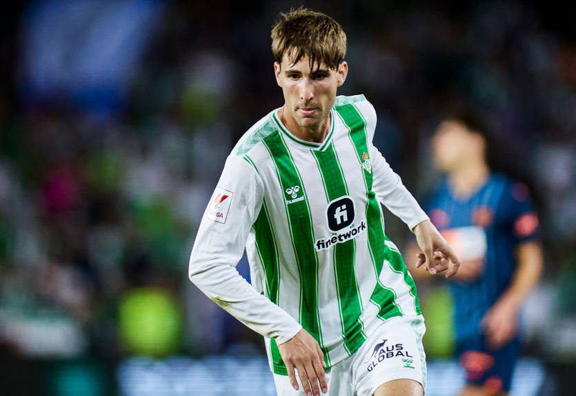 Барселона может перехватить у Милана испанского защитника