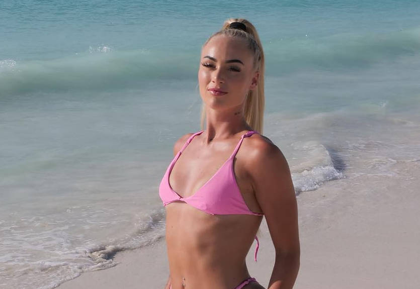 Одна из самых сексуальных футболисток похвасталась фотографиями в откровенном топе с вырезом