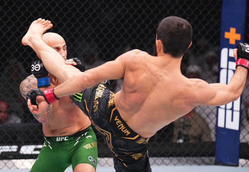 Махачев нокаутировал Волкановски в первом раунде Махачев нокаутировал Волкановски в первом раунде