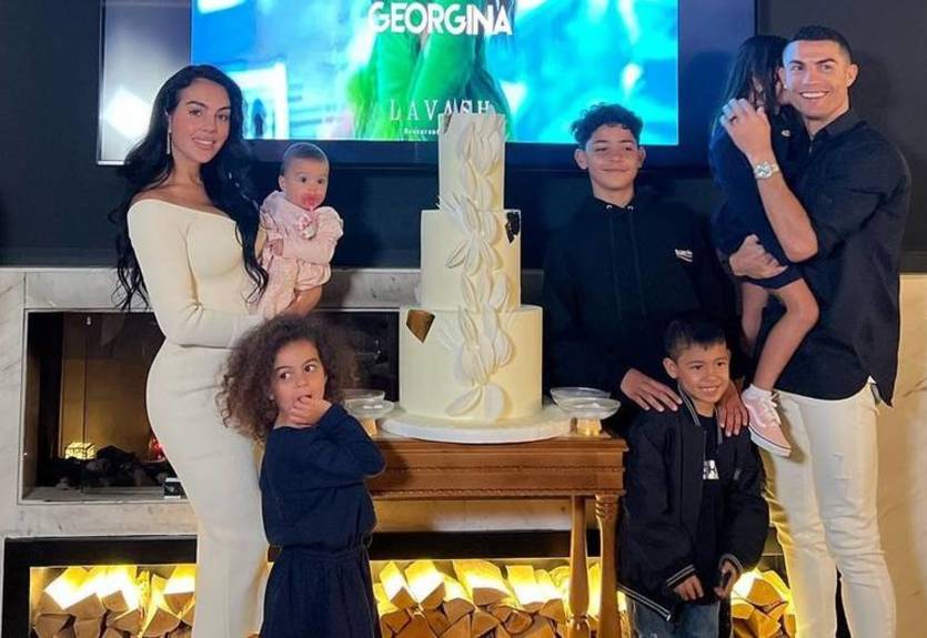 Обтягивающие джинсы и особенный кофе: возлюбленная Роналду посетила матч Криштиану в арабской Лиги чемпионов