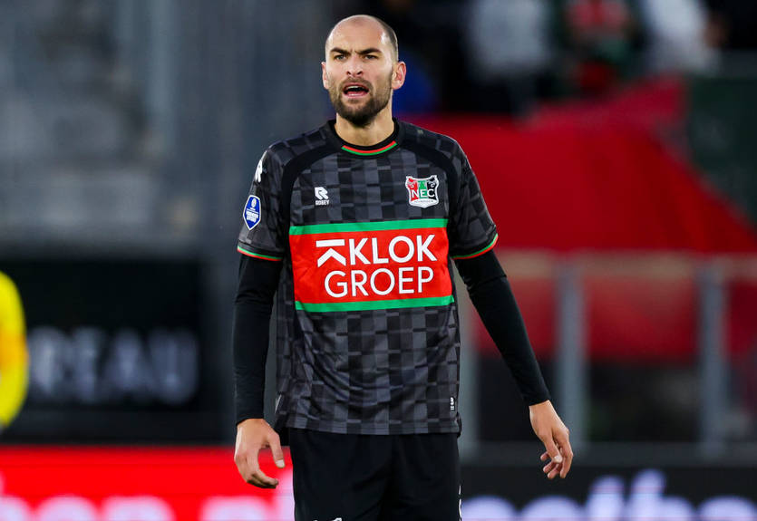 Экс-форвард сборной Нидерландов упал в обморок во время матча своей команды