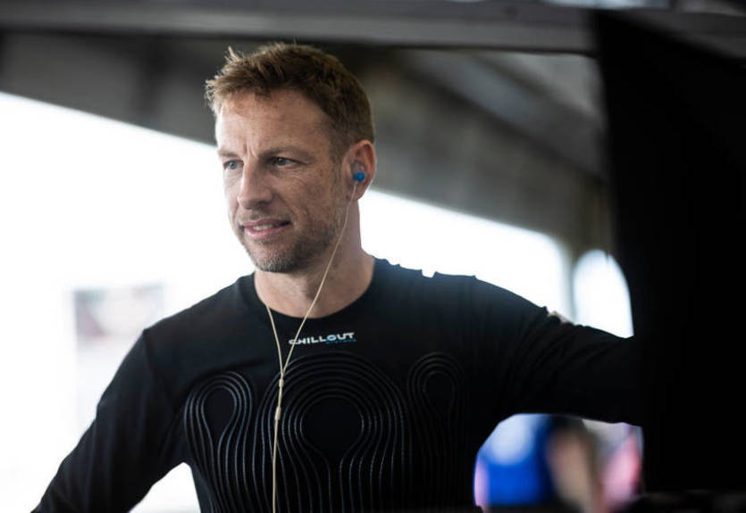 Кіану Рівз став ведучим у документальному серіалі про команду Брон Кіану Рівз став ведучим у документальному серіалі про команду Брон