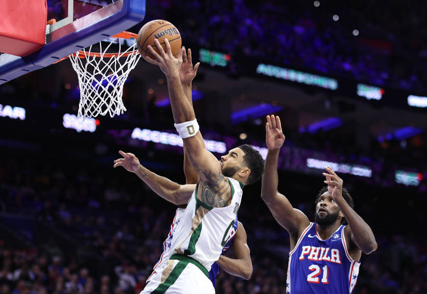 НБА: Михайлюк помог Бостону переиграть Филадельфию, Сакраменто одолело Лейкерс