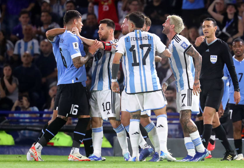 Мессі штовхнув ліктем і схопив за шию гравця Наполі та залишився без покарання Мессі штовхнув ліктем і схопив за шию гравця Наполі та залишився без покарання