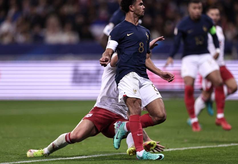 Дебютант збірної Франції в одному моменті забив гол, травмувався і заробив вилучення супернику