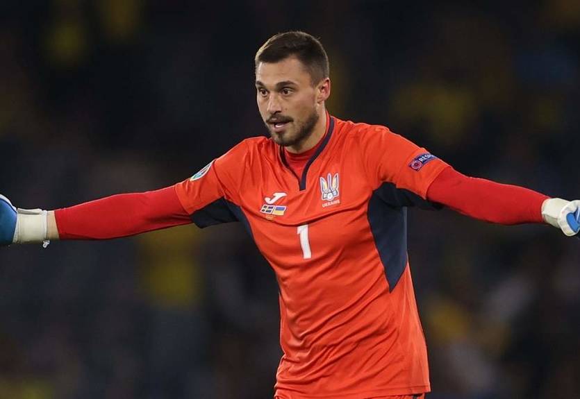Момент дня: голкіпер збірної України схопив за горло помічника Реброва